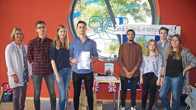 Die Teilnehmer des P-Seminars "Englisch Trainingsheft" (von links) OStRin Elke Walthes, Jannik Treichel, Theresa Heim, Nico Neubauer, Everette Odubeko, Luisa Detzel, Sven Suffa und Hanna Scherbel freuten sich über das gute Gelingen ihres Arbeitshefts.  Foto: Heike Schülein