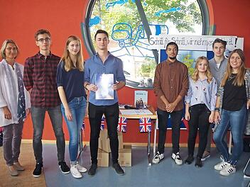 Die Teilnehmer des P-Seminars "Englisch Trainingsheft" (von links) OStRin Elke Walthes, Jannik Treichel, Theresa Heim, Nico Neubauer, Everette Odubeko, Luisa Detzel, Sven Suffa und Hanna Scherbel freuten sich &uuml;ber das gute Gelingen ihres Arbeitshefts.  Foto: Heike Sch&uuml;lein