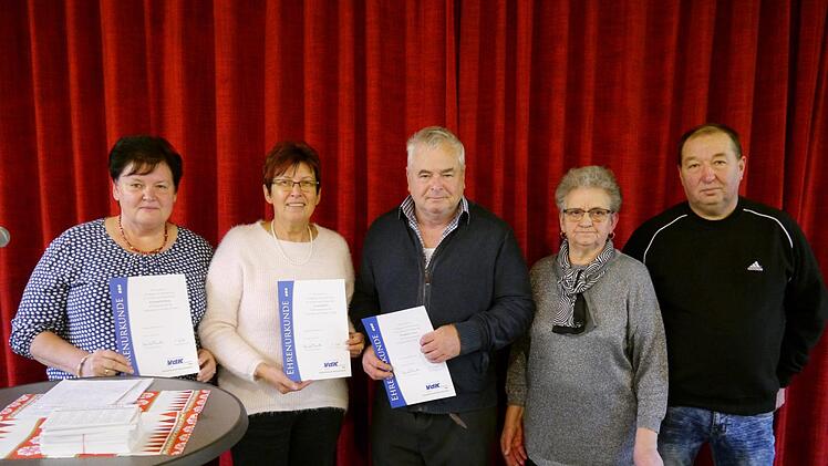 Langjährige Mitglieder des VdK wurden geehrt: (von links)  Elisabeth Beck (Schondra). Julia Ehret (Einraffshof), Norbert Hahn (Schönderling), Marianne Wickermann und Heinrich Weingärtner Platz).  Foto: Oswald Türbl