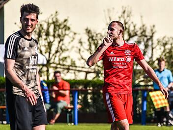 "Psssssssst!": Nach der deutlichen 0:7-Niederlage im Heimspiel gegen den Tabellenführer FT Schweinfurt hatte die DJK Dampfach um Stefan Greb (links) nichts mehr zu melden. Foto: Ryan Evans
