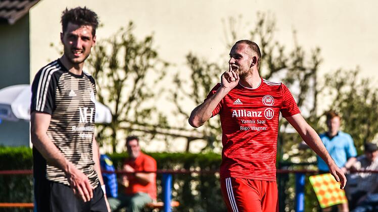 "Psssssssst!": Nach der deutlichen 0:7-Niederlage im Heimspiel gegen den Tabellenführer FT Schweinfurt hatte die DJK Dampfach um Stefan Greb (links) nichts mehr zu melden. Foto: Ryan Evans