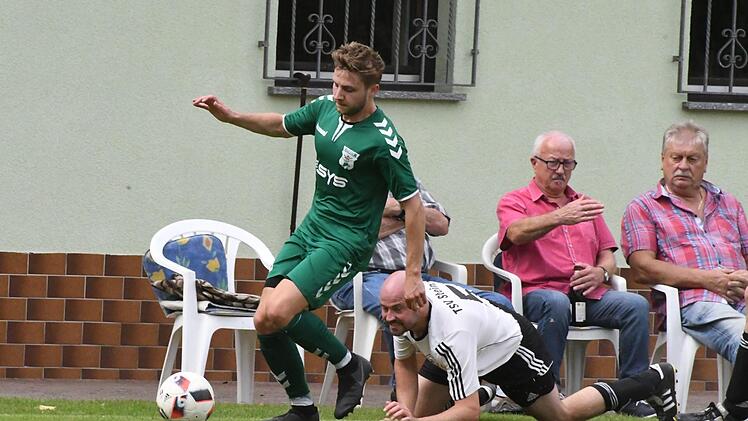 Szene aus dem Spiel des TSV Steinach (weiße Trikots) gegen den TSV Großbardorf II (1.5). Foto: Hopf