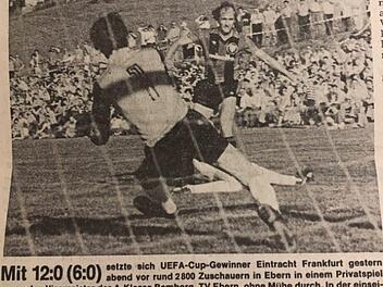 Mit locker herausgespielten 12:0 Toren setzt sich UEFA-Cup-Sieger Eintracht Frankfurt im Juli 1980 gegen den A-Klassisten TV Ebern durch. Auf diesem Original-Foto von FT-Sportreporter Willi Batzner lässt Willi Neuberger dem TV-Keeper Bernd Müller keine Chance. Repro: Annalena Köhnlein