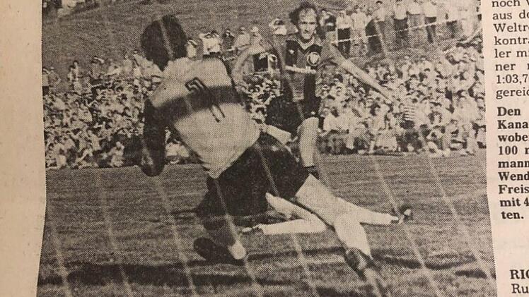Mit locker herausgespielten 12:0 Toren setzt sich UEFA-Cup-Sieger Eintracht Frankfurt im Juli 1980 gegen den A-Klassisten TV Ebern durch. Auf diesem Original-Foto von FT-Sportreporter Willi Batzner lässt Willi Neuberger dem TV-Keeper Bernd Müller keine Chance. Repro: Annalena Köhnlein