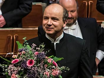 Blumen gab es auch für Coburgs Generalmusikdirekotr: Roland Kluttig stand am Montag zum letzten Mal am Dirigentenpult beim traditionellen Neujahrskonzert.Foto: