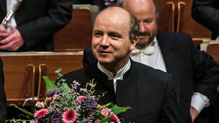 Blumen gab es auch für Coburgs Generalmusikdirekotr: Roland Kluttig stand am Montag zum letzten Mal am Dirigentenpult beim traditionellen Neujahrskonzert.Foto: