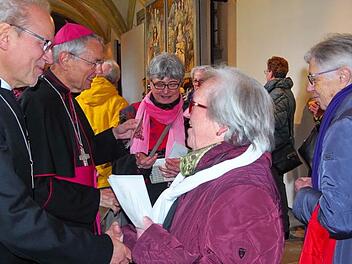 Glückwünsche für die anwesenden Kunigunden gab es von Erzbischof Schick und von Dekan Lechner (l.) bei der Agape im Kreuzgang des Domes. Alle Fotos: Andrea Spörlein