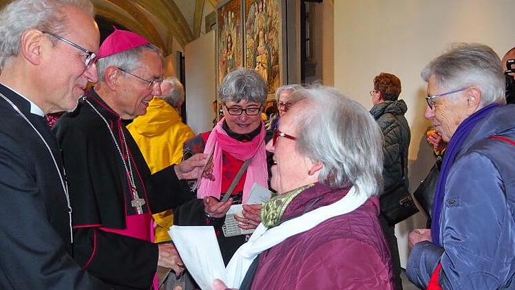 Glückwünsche für die anwesenden Kunigunden gab es von Erzbischof Schick und von Dekan Lechner (l.) bei der Agape im Kreuzgang des Domes. Alle Fotos: Andrea Spörlein