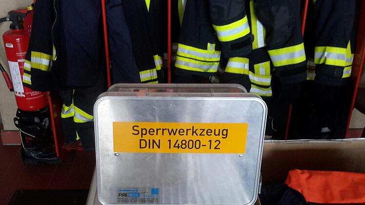Kleine Kiste mit großer Wirkung: Diese Aluminiumbox kann im Ernstfall Leben retten. Ihr Inhalt ist laut Feuerwehrchef Michael Krug nicht unbedingt für die Augen von Einbrechern bestimmt. Foto: Rolf Pralle