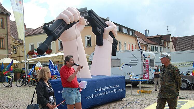 Willi Rester argumentierte gegen die Bundeswehr. Brigadegeneral Michael Matz und Zweite Bürgermeisterin Elisabeth Assmann hatten eine andere Meinung.