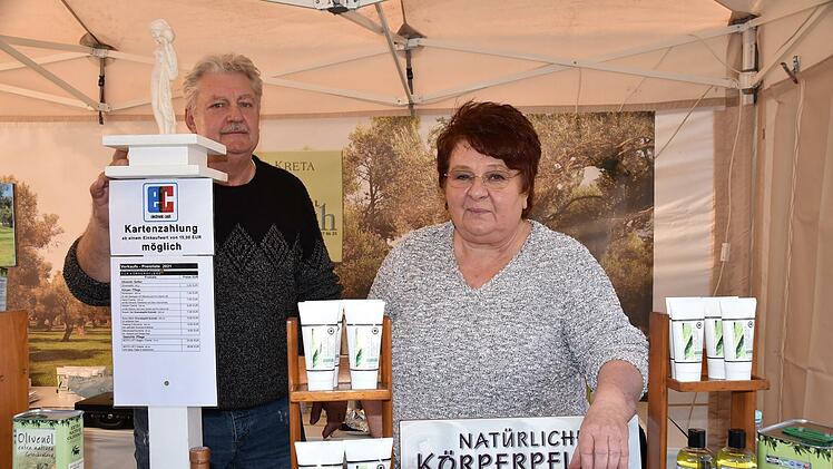 Gerhard und Marion Pausch verkaufen unter anderem hochwertiges Olivenöl aus Kreta - Foto Uschi Prawitz
