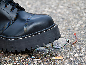 Schweinfurt: Zeugen melden "hilflose Person" am Hauptbahnhof - M&auml;nner-Duo attackiert Ausl&auml;nder