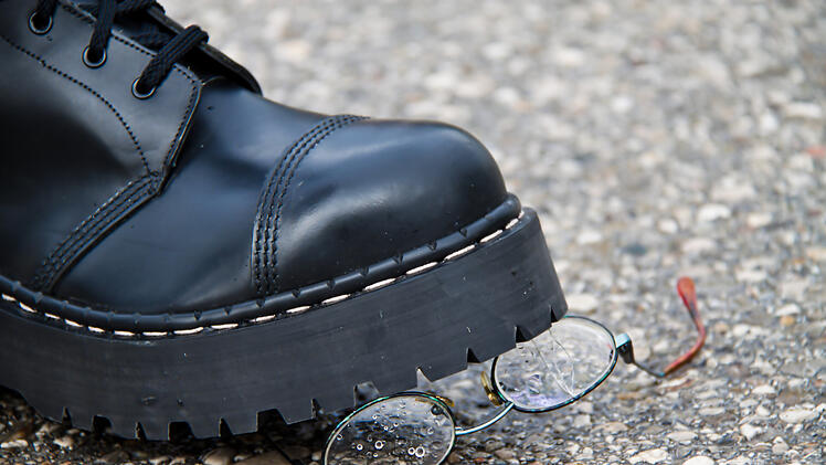 Schweinfurt: Zeugen melden "hilflose Person" am Hauptbahnhof - M&auml;nner-Duo attackiert Ausl&auml;nder