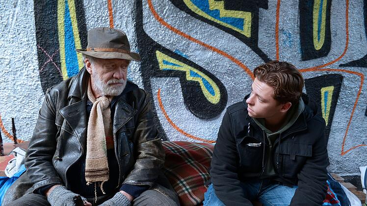 Der obdachlose Gerd (Gerd Silberbauer, links) berichtet Lennard (Junis Marlon) aus seinem Leben.
