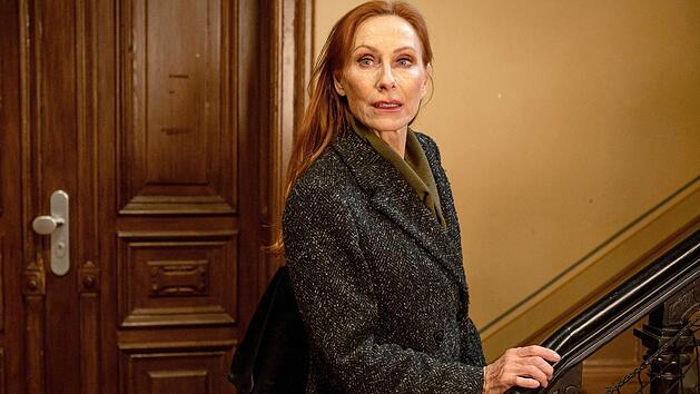 Die neue ARD-Reihe "Die Verteidigerin" erz&auml;hlt von Lou Caspari (Andrea Sawatzki), einer Pflichtverteidigerin in Freiburg. In ihrem Auftaktfall bekommt sie es mit einer Frau zu tun, die ihren Mann im Streit in den Tod st&uuml;rzte - und alle Schuld auf sich nimmt.