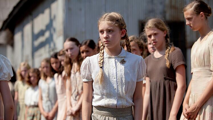 F&uuml;r ihre kleine Schwester Primrose (Willow Shields, Bild) opfert sich Katniss Everdeen freiwillig f&uuml;r die Hungerspiele.