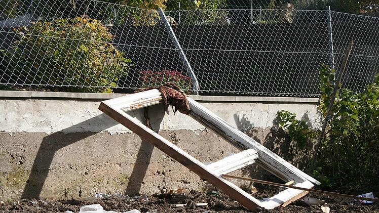 Bis zum Nachbarzaun wurde der Fensterrahmen geschleudert.