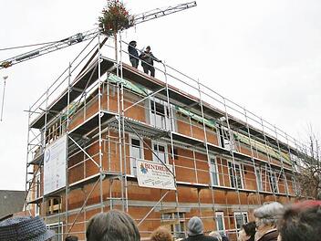 Die Zimmerleute trinken auf das Wohl des neuen Wohnheims an der Ecke Obere Stadtmauer und Seelhausgasse. Foto: Arkadius Guzy