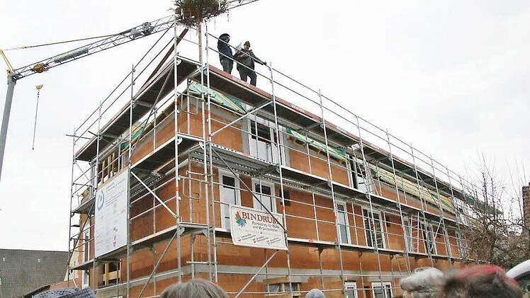 Die Zimmerleute trinken auf das Wohl des neuen Wohnheims an der Ecke Obere Stadtmauer und Seelhausgasse. Foto: Arkadius Guzy