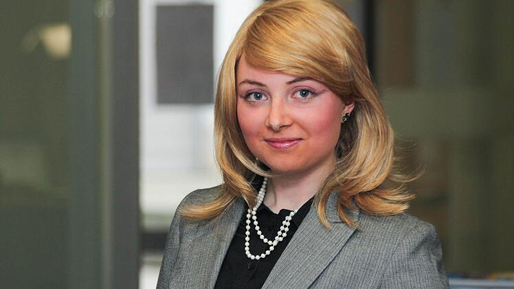 Carmen ist die bessere Hälfte unserer Parteispitze. Zusammen mit Thomas, der noch in der Maske ist, möchte sie sich den wirklich wichtigen politischen Themen widmen. Die will sie am liebsten direkt vom Volk übernehmen, also: mitmachen und Vorschläge einbringen! Foto: Michael Gründel