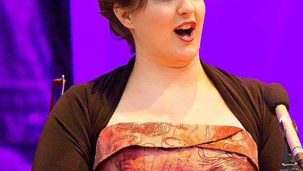 Die junge Mezzosopranistin Kora Pavelic stellte sich erstmals dem Coburger Publikum vor. Foto: Albert Höchstädter