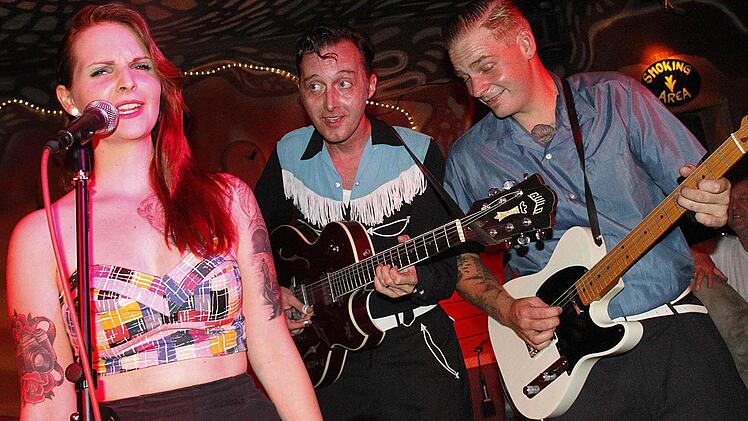 Marcel Bontempi (Mitte) mit "Carolina & her Rhythm Rockets" aus Kirchlauter. Rechts: Gitarrist Sebastian Rottmann, Bruder von Carolina.