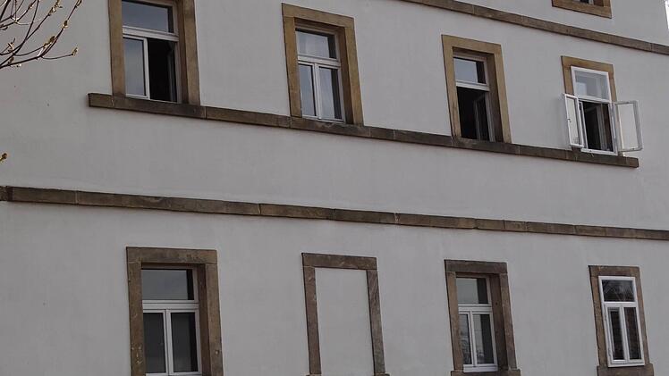 Mit Münzen gefensterlt hat Friedrich Rückert bei Maria Elisabeth Geuss in der Specke in Eyrichshof. Doch diese interessierte sich kaum für den Poeten und Orientalisten. Rückerts Gästezimmer (Fenster oben rechts) und das Zimmer von Maria Elisabeth (Fenster unten zweites von rechts). Foto:Johanna Eckert