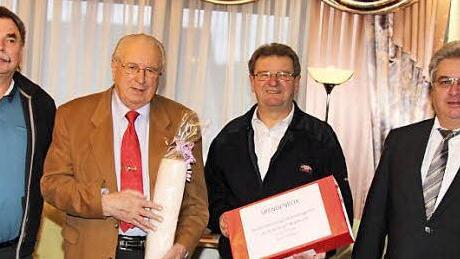 Das Bild zeigt bei der Spendenübergabe (von links): Peter Marr, Karl Wöhner, Roland Spindler und Reimund Wöhner  Foto: Rainer Glissnik