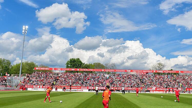 Schlechte Nachrichten für die Kickers: Im DFB-Pokal müssen die Würzburger wohl in eine andere Stadt umziehen. Auch in der Liga gibt es Beschränkungen. Foto: Nicolas Armer/dpa