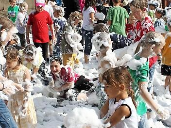 Schaumpartys versprechen jede Menge Spaß. Am 27. Oktober geht die Party im Forchheimer Königsbad ab. Foto: Archiv