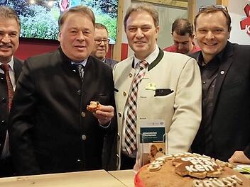 Oberfr&auml;nkische H&auml;ppchen lie&szlig; sich Minister Helmut Brunner (Zweiter von links) in Berlin schmecken. Mit im Bild (von links) Kulmbachs Landrat Klaus Peter S&ouml;llner, sein Kronacher Kollege Klaus L&ouml;ffler und Frank Ebert, Gesch&auml;ftsf&uuml;hrer von Oberfranken Offensiv. Foto: Oberfranken Offensiv