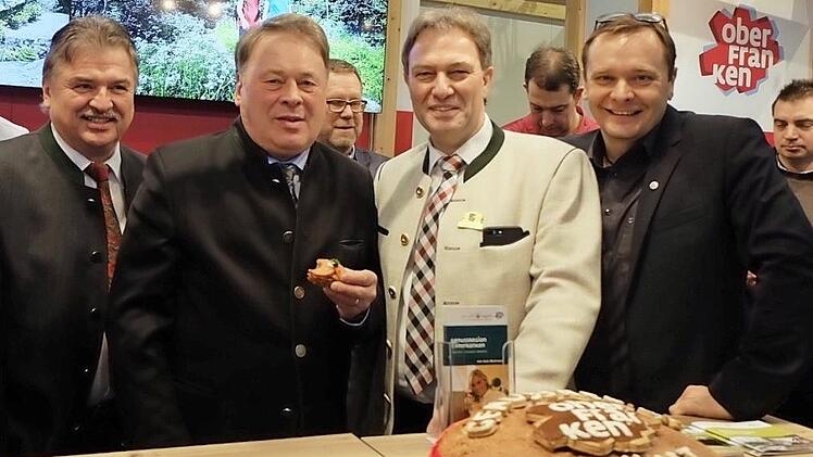 Oberfr&auml;nkische H&auml;ppchen lie&szlig; sich Minister Helmut Brunner (Zweiter von links) in Berlin schmecken. Mit im Bild (von links) Kulmbachs Landrat Klaus Peter S&ouml;llner, sein Kronacher Kollege Klaus L&ouml;ffler und Frank Ebert, Gesch&auml;ftsf&uuml;hrer von Oberfranken Offensiv. Foto: Oberfranken Offensiv