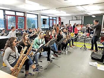 Mit einem gemeinsamen Probentag kamen die Vorbereitungen des Gospelchores und der FWG-Big-Band für das gemeinsame Konzert zu ihrem Höhepunkt. Foto: msi