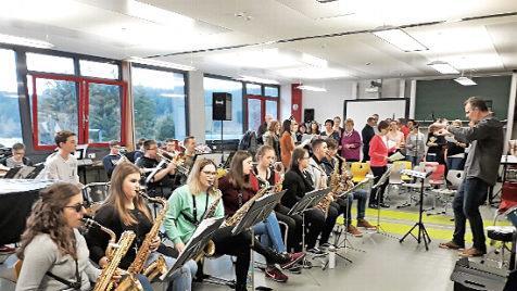 Mit einem gemeinsamen Probentag kamen die Vorbereitungen des Gospelchores und der FWG-Big-Band für das gemeinsame Konzert zu ihrem Höhepunkt. Foto: msi