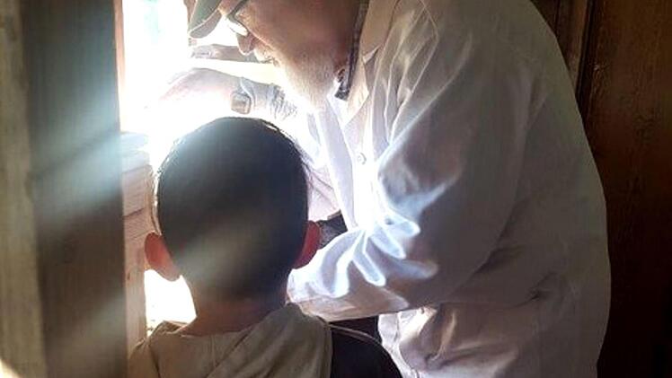 Klaus Becker erklärt Sandra Hack und ihrem Sohn die Geheimnisse der Imkerei.   Foto: Richard Sänger