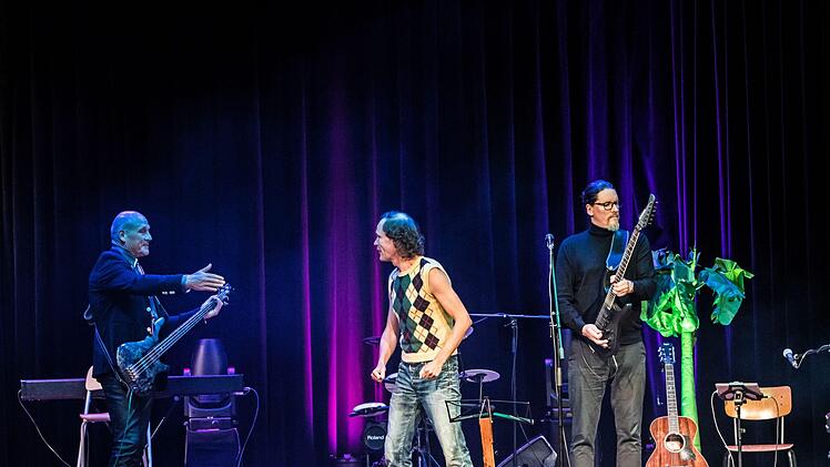 Mit Hintersinn und Selbst-Ironie: Olaf Schubert begeisterte seine zahlreichen Fans im ausverkauften Coburger Kongresshaus.Foto: Jochen Berger