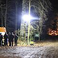 In einem Waldstück in Bamberg suchten Rettungskräfte am Sonntagabend nach einer Person, fanden aber niemanden. Foto:  Merzbach/News5