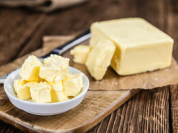 Butter bei Stiftung Warentest: Eine "riecht und schmeckt deutlich käsig und ranzig"