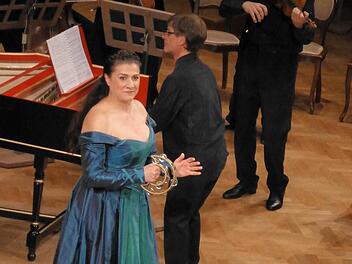 Bei Agostino Steffanis Musik durfte das Publikum sogar mitklatschen: Cecilia Bartoli mit "Handschellen". Im Hintergrund Andrea Marchiol, der kurzfristig eingesprungen war. Foto: Ahnert