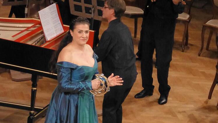 Bei Agostino Steffanis Musik durfte das Publikum sogar mitklatschen: Cecilia Bartoli mit "Handschellen". Im Hintergrund Andrea Marchiol, der kurzfristig eingesprungen war. Foto: Ahnert