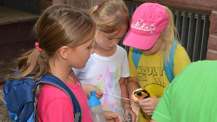 Auch Mädels wollten den Schatz per GPS finden.