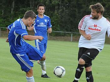 Mit seinem späten Treffer sicherte Julian Göller (links) dem TSV Münnerstadt trotz 0:2-Rückstand ein Remis gegen den TSV Bad Königshofen. Mit auf dem Bild zu sehen sind Mitspieler Tobias Geis sowie der Grabfelder Marcus Lockner. Foto: Hopf