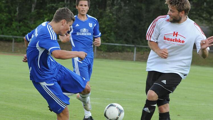 Mit seinem späten Treffer sicherte Julian Göller (links) dem TSV Münnerstadt trotz 0:2-Rückstand ein Remis gegen den TSV Bad Königshofen. Mit auf dem Bild zu sehen sind Mitspieler Tobias Geis sowie der Grabfelder Marcus Lockner. Foto: Hopf