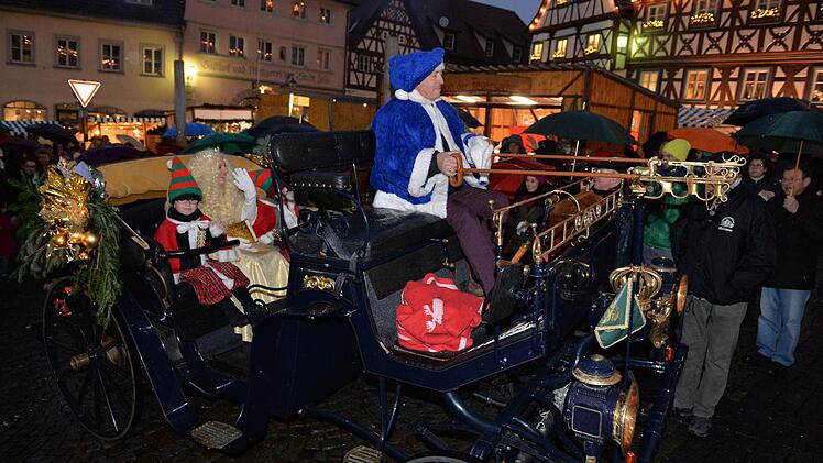 Das Christkind hatte in der Auto-Kutsche Platz genommen.