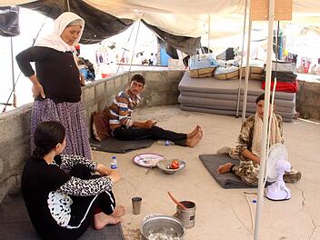 Eine yezidische Familie Anfang August in einem Flüchtlingscamp nahe der türkisch-irakischen GrenzeFoto: EPA/STR