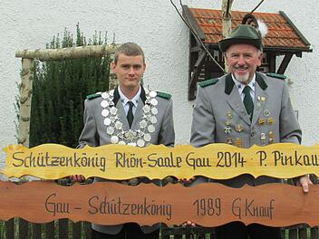 Gau-Schützenkönige unter sich: Patrick Pinkau holte heuer den Titel, Gerhard Knauf vor genau 25 Jahren. Foto: Schützenverein Roßbach