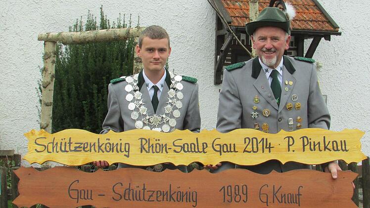 Gau-Schützenkönige unter sich: Patrick Pinkau holte heuer den Titel, Gerhard Knauf vor genau 25 Jahren. Foto: Schützenverein Roßbach
