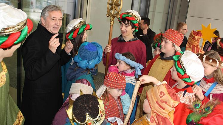 Hoher könglicher Besuch in der Sparkasse: Vorstandsvorsitzender Klaus-Jürgen Scherr empfängt die Sternsinger. Foto: Bernhard Kuhn