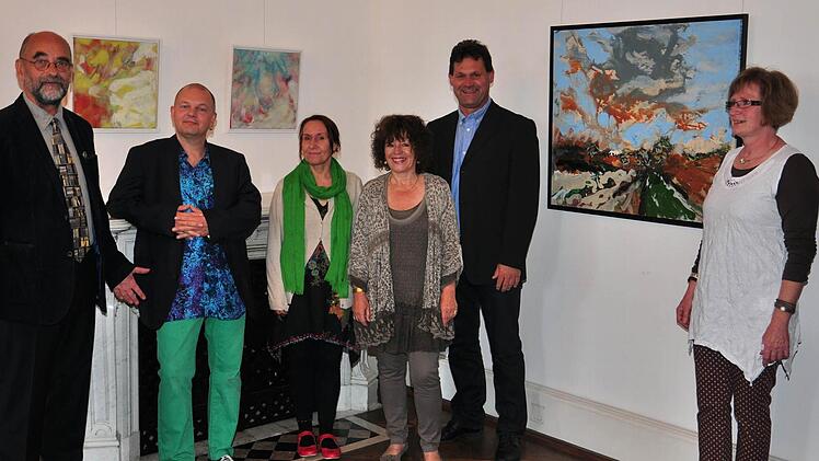 Den Arbeiten des Ehepaars Sandro Vadim und Gabriele Goerke aus Karlsruhe (Bildmitte) ist die jüngste Ausstellung des Galeristenehepaars Egon Stumpf und Eleonore Schmidts-Stumpf (links) im Schloss Oberschwappach gewidmet. Unser Bild zeigt außerdem den zweiten Bürgermeister Bernhard Jilke (zweiter von rechts) und Bernadette Klug vom Kulturverein Museum Schloss Oberschwappach (rechts).