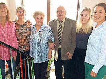 Maria Wachter (3. v. l.) erhielt an ihrem 90. Geburtstag viele Glückwünsche. Das Bild zeigt sie mit Zweitem Bürgermeister Gerhard Schneider und mit Verwandten.  Foto: Norbert Neugebauer